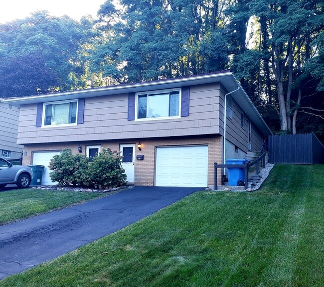 Building Photo - 65 Valley St