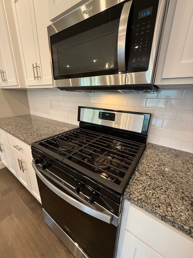 Building Photo - ****MOVE-IN SPECIAL**** Gorgeous 4Bedroom ...