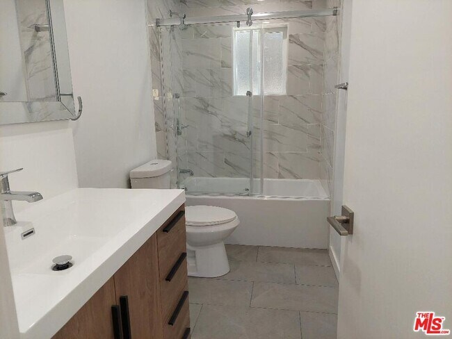 Building Photo - 130 W 59th Pl