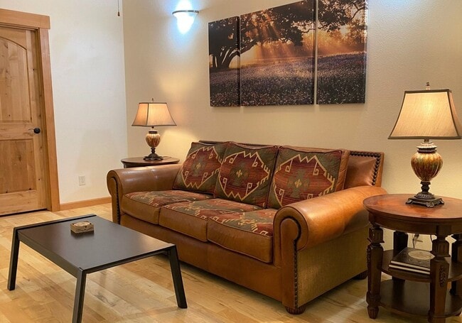 Building Photo - 2 bed 1 bath Duplex in South Hamilton with Large Shop