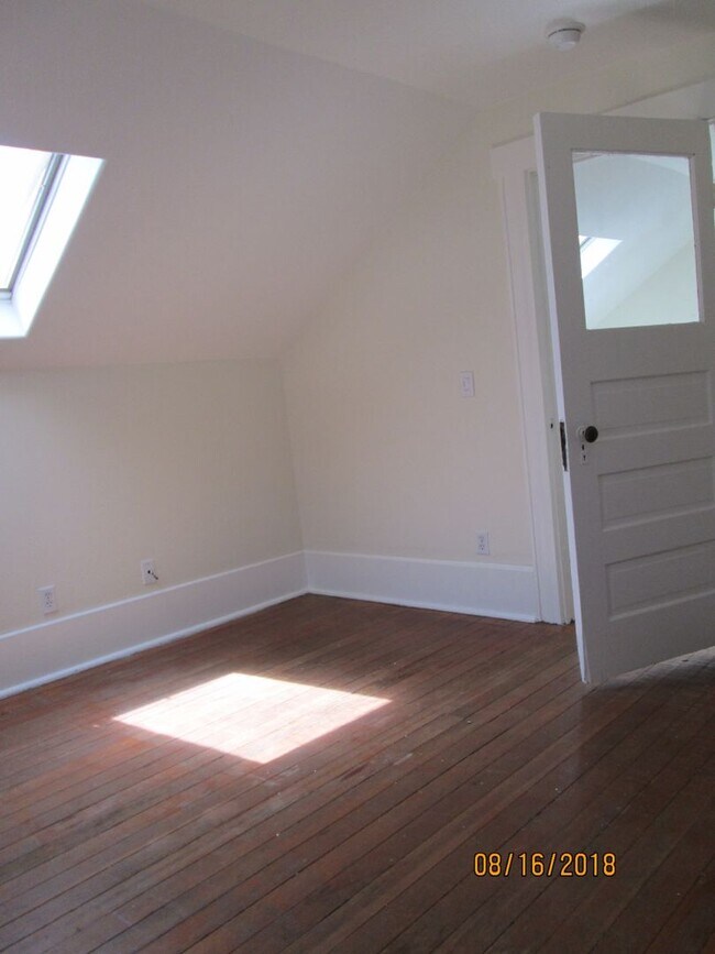 Building Photo - *DEPOSIT PENDING* Charming 2 Bedroom, 1 Bathroom with loft near Downtown.