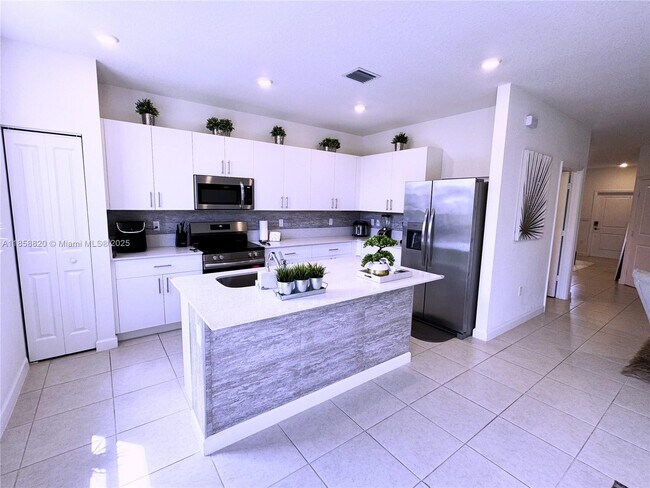 Building Photo - 5534 NW 27th Pl