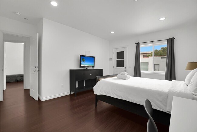 Building Photo - 2718 W Grand Ave