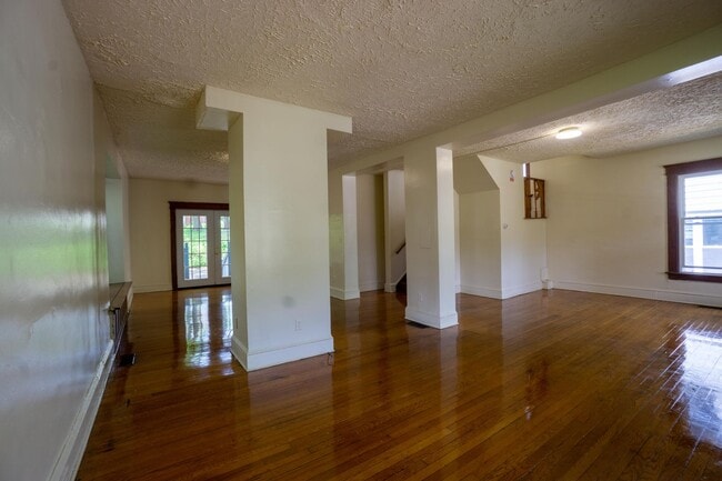 Building Photo - Single Family Home Available 6/1/26