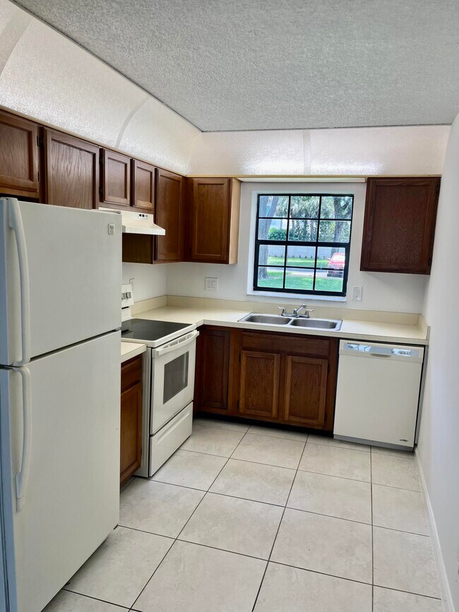 Building Photo - 2650 Greenwood Terrace