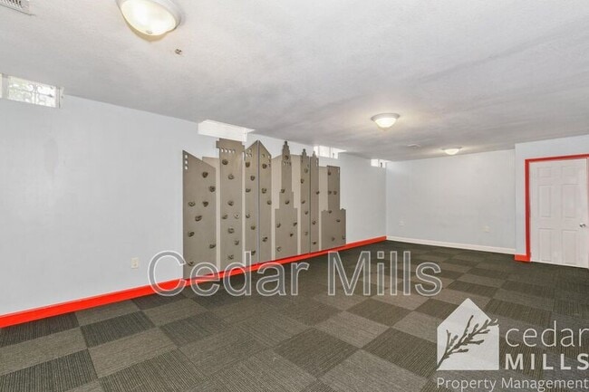 Building Photo - 373 S Covington St