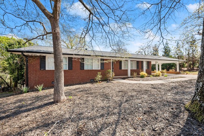 Building Photo - 3 Bedroom Lake Home In Gainesville!