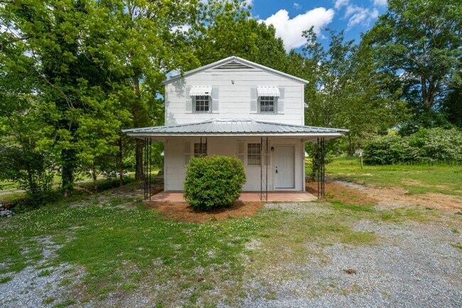 Building Photo - 3 Bedroom/2 Bath Move in Ready!
