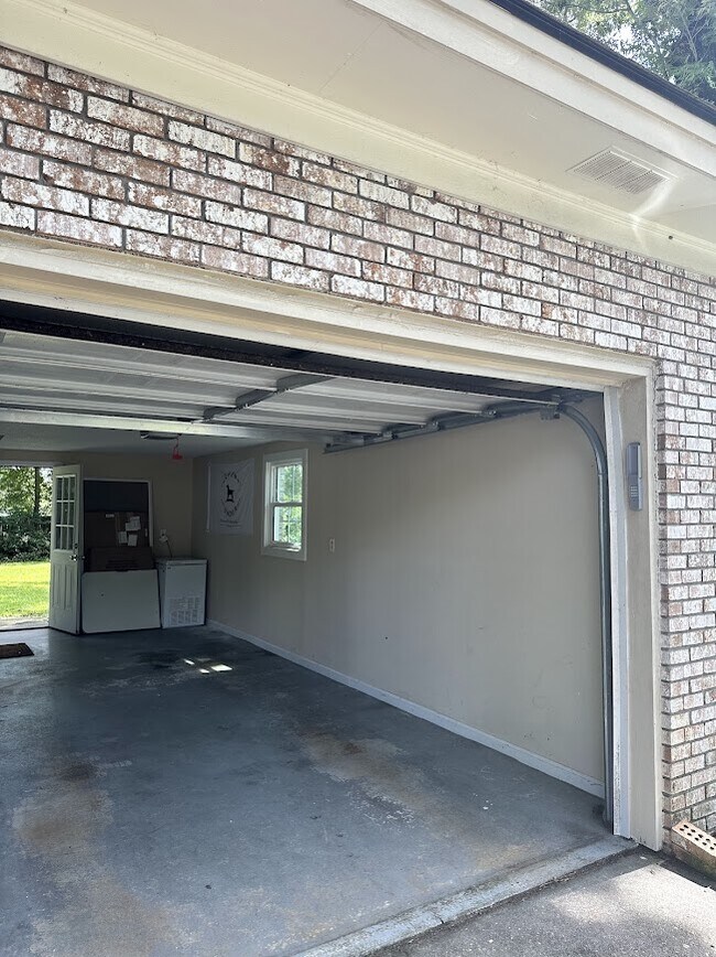 Building Photo - 2204 N Dallerton Cir