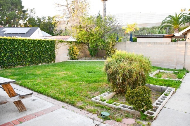 Building Photo - 1271 N Mosswood Dr