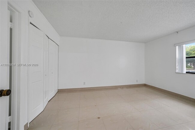 Building Photo - 200 Lakeview Dr