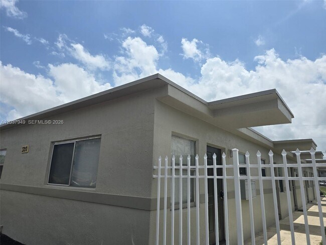 Building Photo - 320 SW 11th Ave
