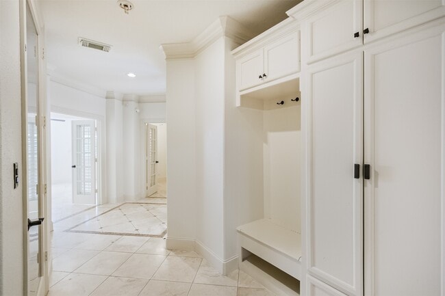 Building Photo - 407 W Bell St