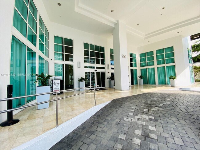 Building Photo - 950 Brickell Bay Dr