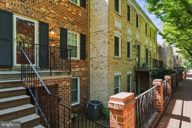 Building Photo - 3217 Sutton Pl NW