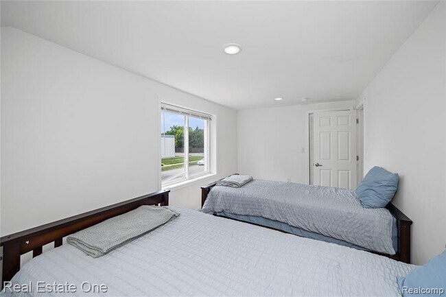 Building Photo - 3420 Fairmont Rd