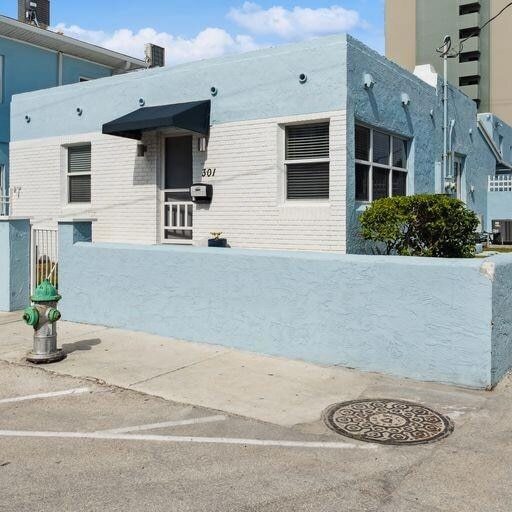 Building Photo - 301 Van Buren St