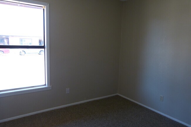 Building Photo - Cute 3 bedroom!