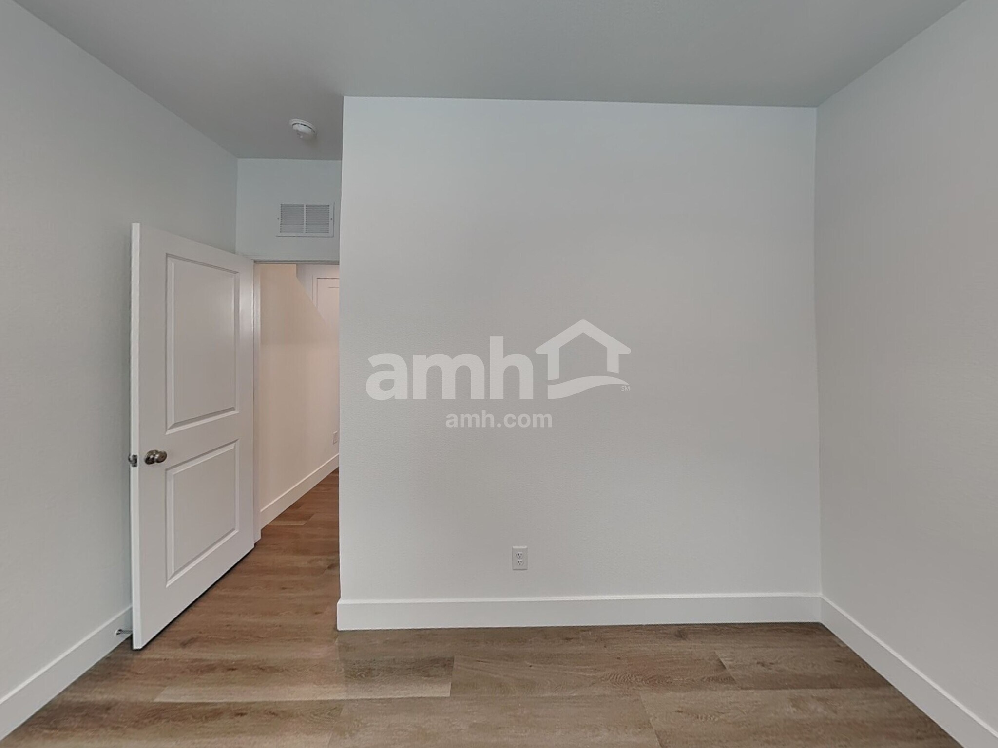 Building Photo - 5823 Vaes Dothrak St