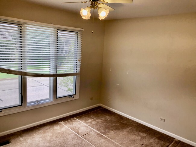 Building Photo - 909 Suffolk Ct