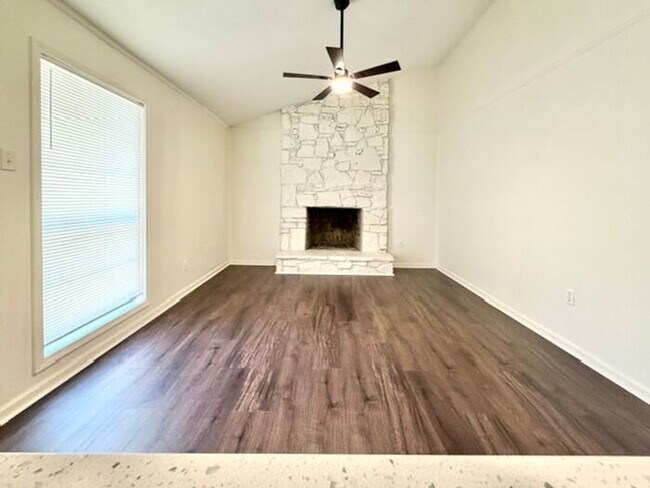 Building Photo - Newly renovated 3BR 2 bath home in Bartlett with separate Living Rm & Den!