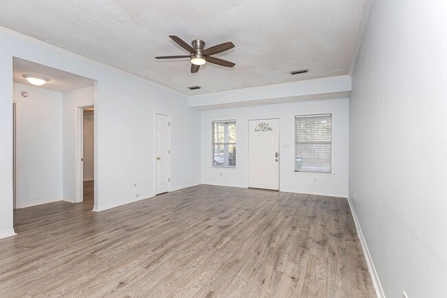 Building Photo - Adorable Home with fenced in backyard!