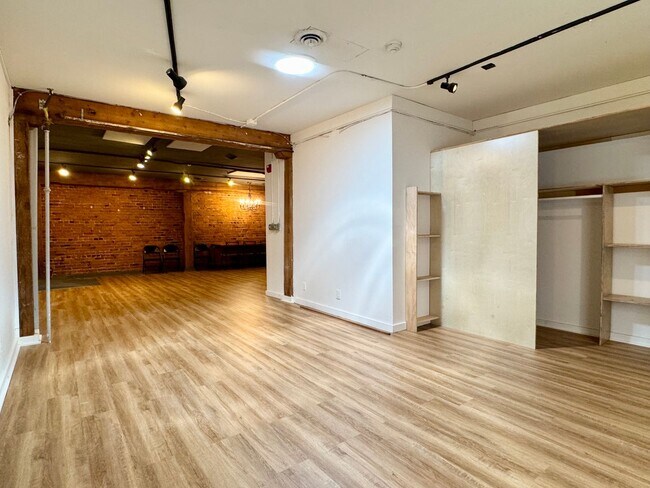 Building Photo - Queen Anne Loft Apartment