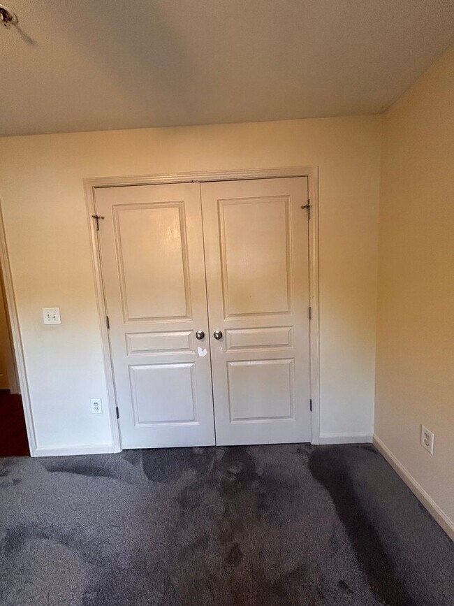 Building Photo - Two Bedrooms Available in this Three Bedroom Flat, Female Applicants!