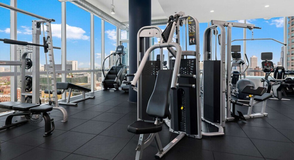 Building Photo - 345 N La Salle Dr