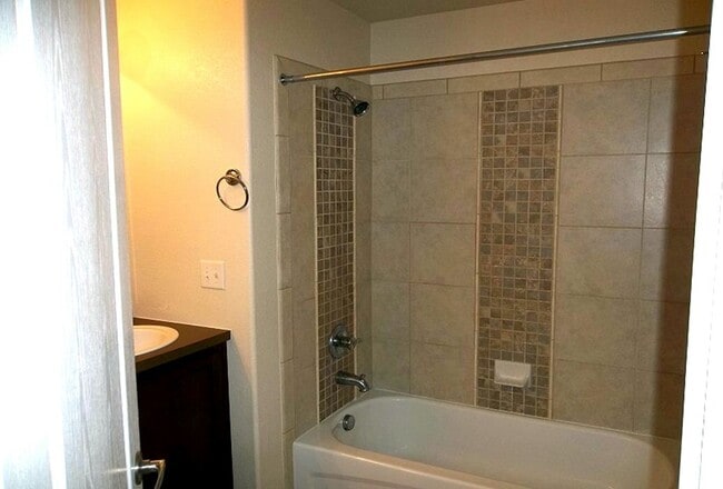 Building Photo - Beautiful 2 Bedroom Townhome