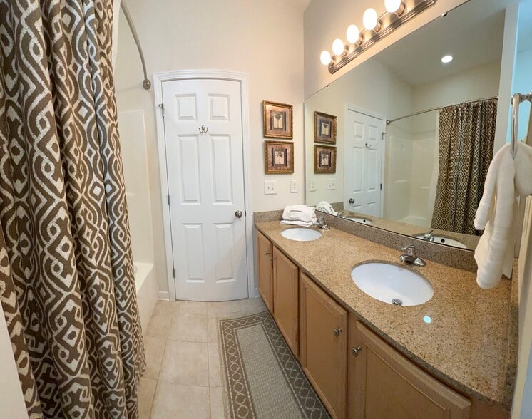 Master Bath - 981 B Hackler Street