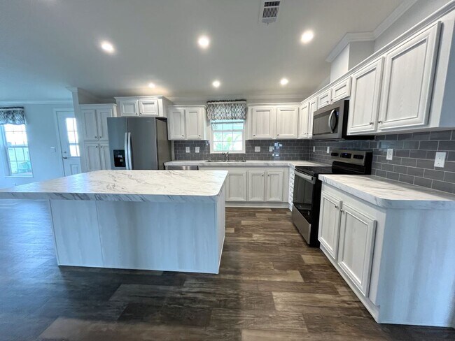 Building Photo - 17100 S Tamiami Trl