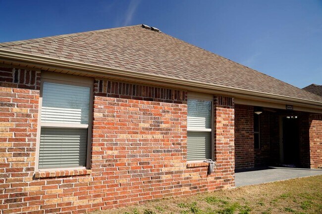 Building Photo - 381 Holly St