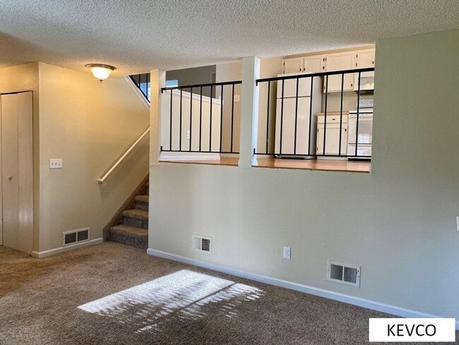 Building Photo - Beautiful Three Bedroom Home!