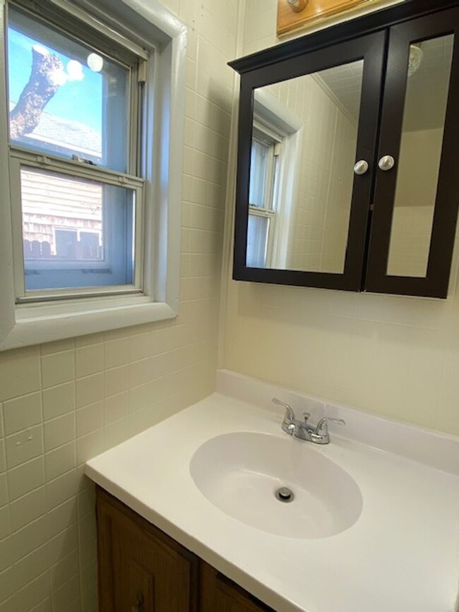 Building Photo - 2 Bedroom 1 Bathroom Unit Available in Urb...