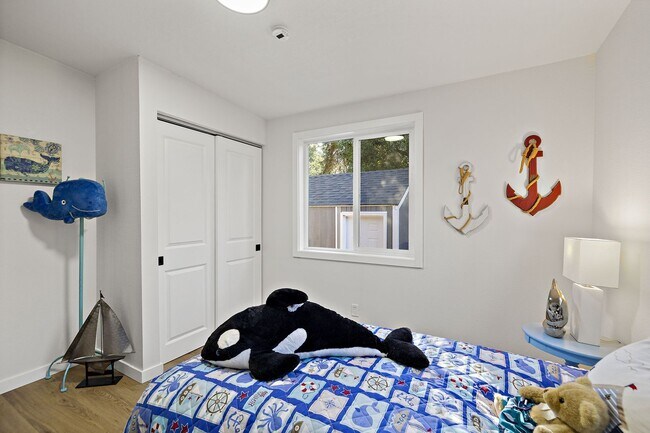 Building Photo - 2 Bedroom 1 Bathroom Charming Greenlake Home!