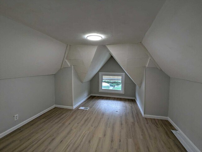 Building Photo - 15 Locust Ave