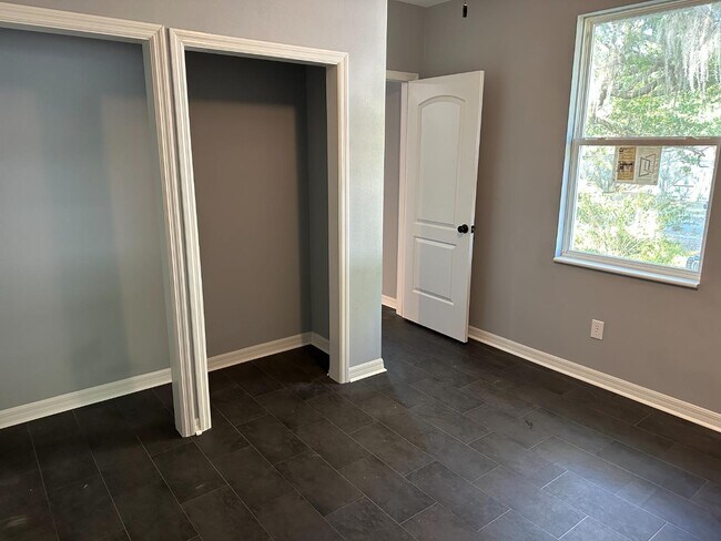 Building Photo - 105 N Davis St