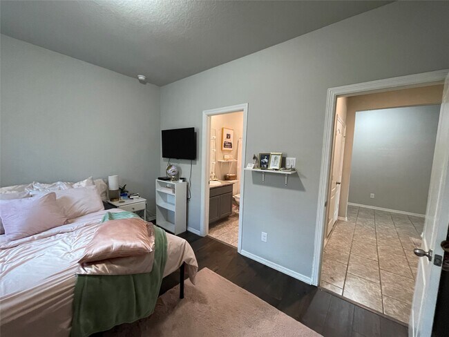 Building Photo - 25511 Northpark Lake Dr