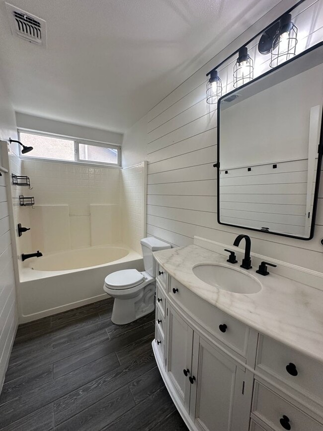 Building Photo - SE Visalia home coming soon!!