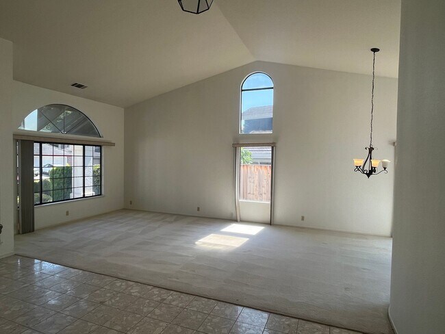 Building Photo - 4 Bedroom Home with 3- Car Garage in Hercules