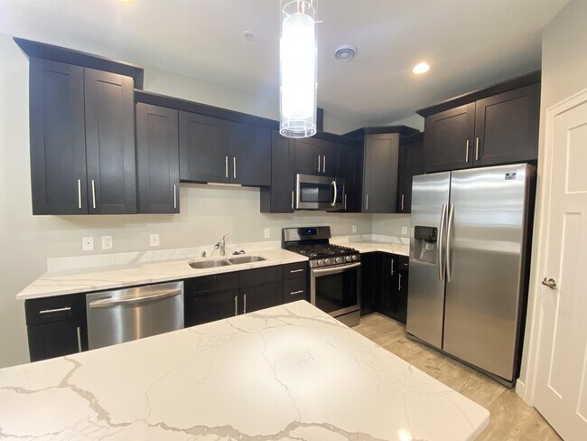 Building Photo - 686 Stone Haven Dr NE