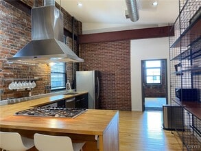 Building Photo - 412 Main St