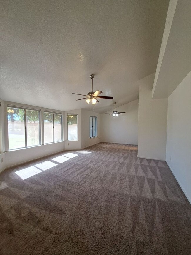 Building Photo - Single Level 3 Bedroom Home Ready to Move in!