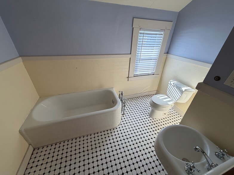 Building Photo - 127 Church Ave