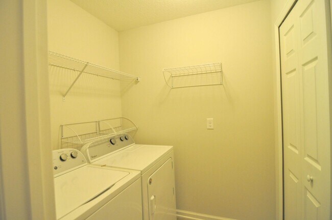 Building Photo - LIKE NEW OAKLEAF TOWNHOME!