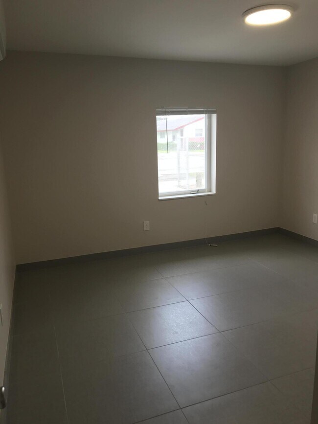 Building Photo - 142 SW 8th Ave