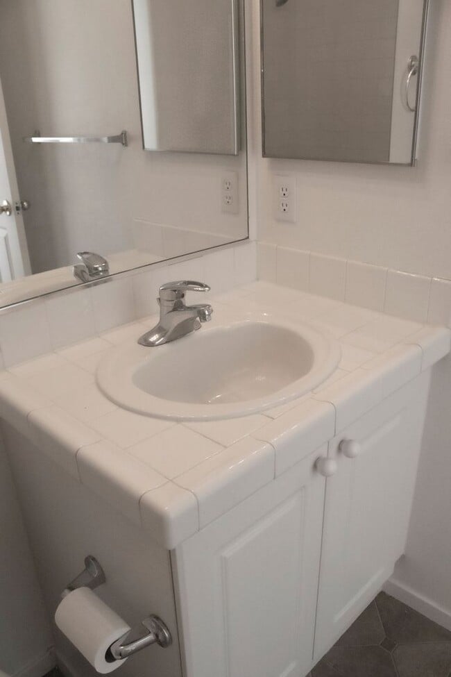 Building Photo - 3 bedroom 2.5 bathroom two-story rental in...