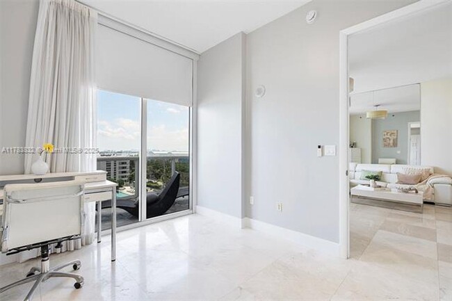 Building Photo - 15811 Collins Ave