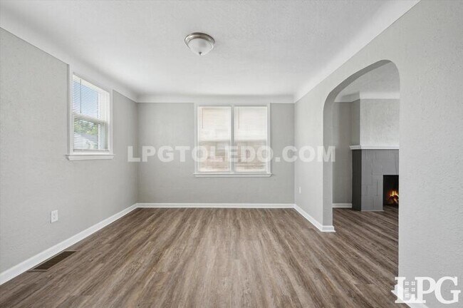 Building Photo - 928 W Gramercy Ave